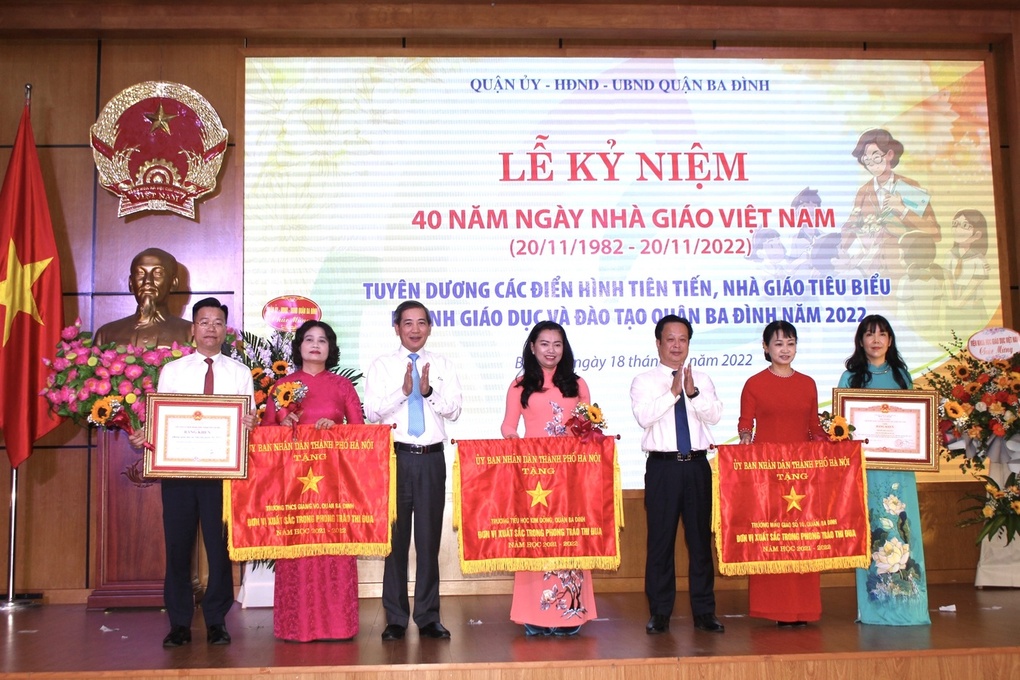 Trường Mẫu giáo Số 3 vinh dự đón nhận Bằng khen của Thủ Tướng Chính Phủ và danh hiệu Tập thể lao động xuất sắc của Chủ tịch UBND Thành phố Hà Nội