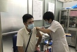 Cán bộ, giáo viên, nhân viên trường Mẫu giáo Số 3 tham gia tiêm vắc xin phòng COVID-19
