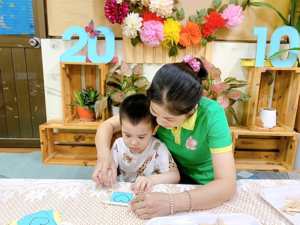 Hoạt động làm khung ảnh tặng mẹ nhân ngày Phụ nữ Việt Nam 20 – 10 của các bạn nhỏ lớp C2