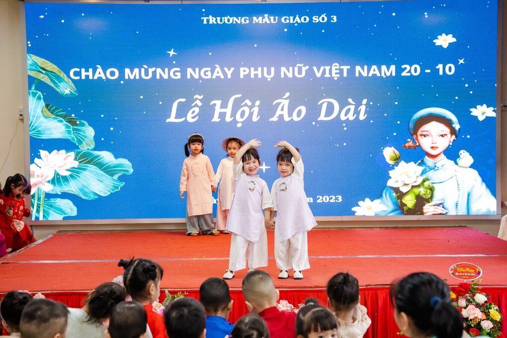 Các bạn nhỏ lớp B2 trình diễn thời trang áo dài trong “Lễ hội áo dài” tôn vinh nét đẹp Việt, chào mừng ngày Phụ nữ Việt Nam