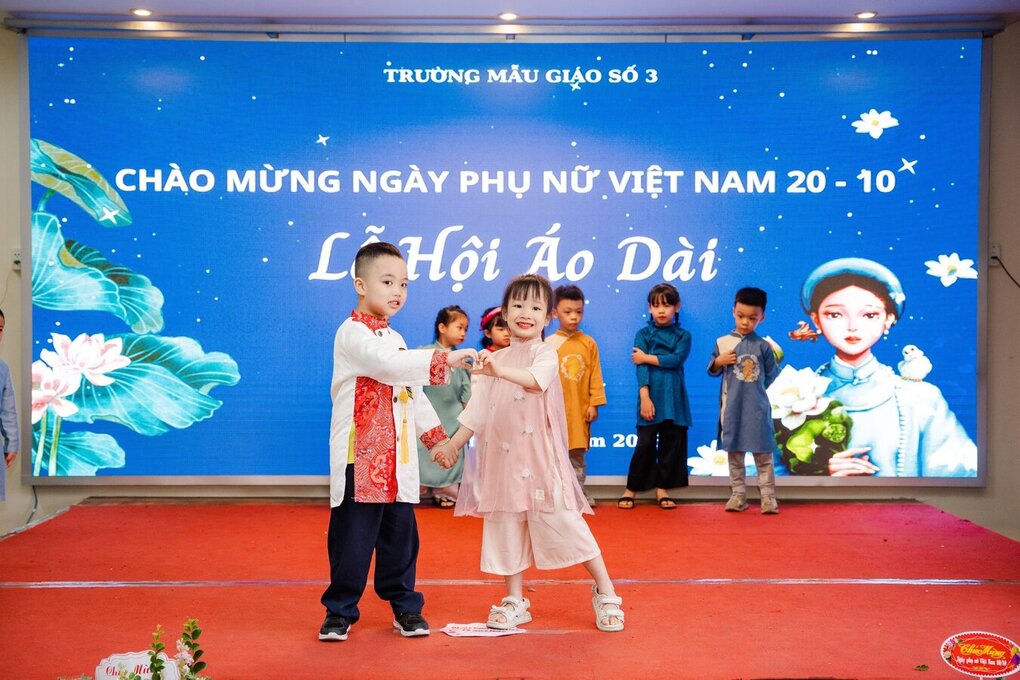 Các bạn nhỏ lớp A2 trình diễn thời trang áo dài trong “Lễ hội áo dài” tôn vinh nét đẹp Việt, chào mừng ngày Phụ nữ Việt Nam