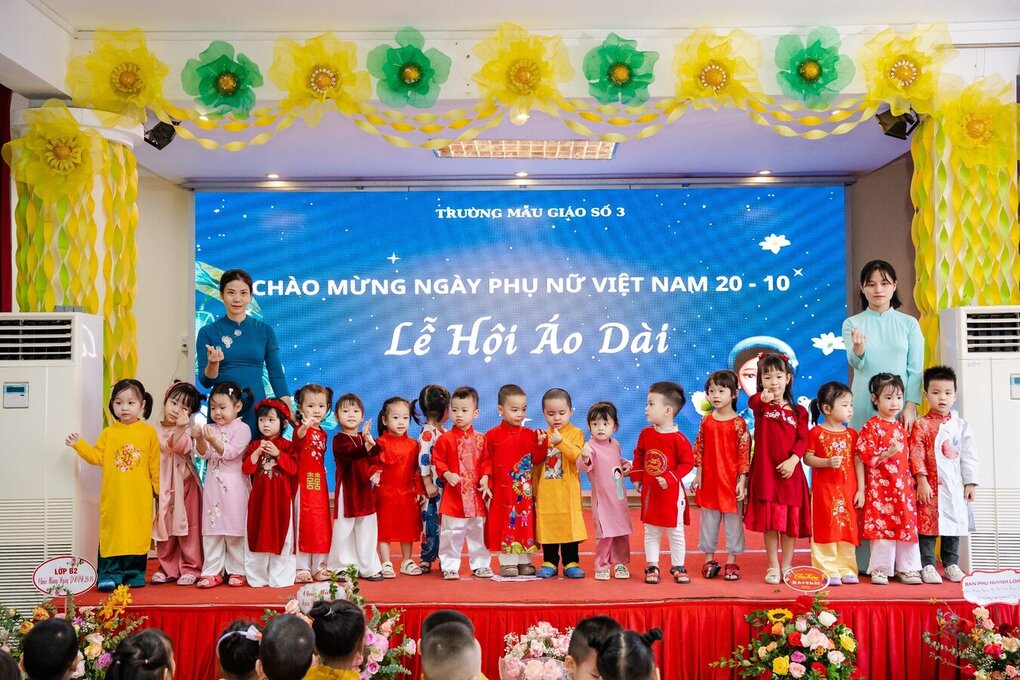 Các bạn nhỏ lớp C2 trình diễn thời trang áo dài trong “Lễ hội áo dài” tôn vinh nét đẹp Việt, chào mừng ngày Phụ nữ Việt Nam