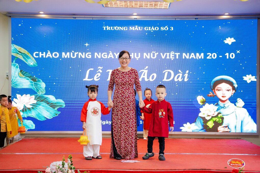 Các bạn nhỏ lớp C1 trình diễn thời trang áo dài trong “Lễ hội áo dài” tôn vinh nét đẹp Việt, chào mừng ngày Phụ nữ Việt Nam