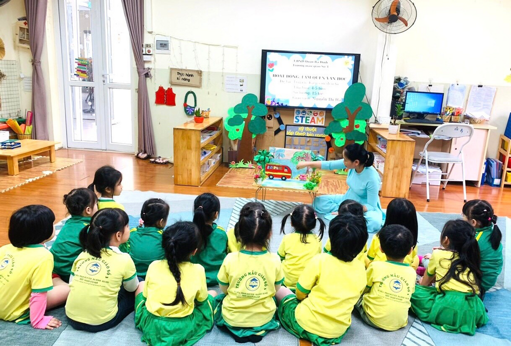 Hoạt động làm quen văn học “ Kiến con đi ô tô” tham gia hội giảng chào mừng ngày Nhà giáo Việt nam của các bạn nhỏ lớp B2