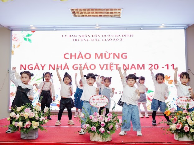 Cô và trò lớp B2 tưng bừng chào mừng ngày nhà giáo Việt Nam 20-11.