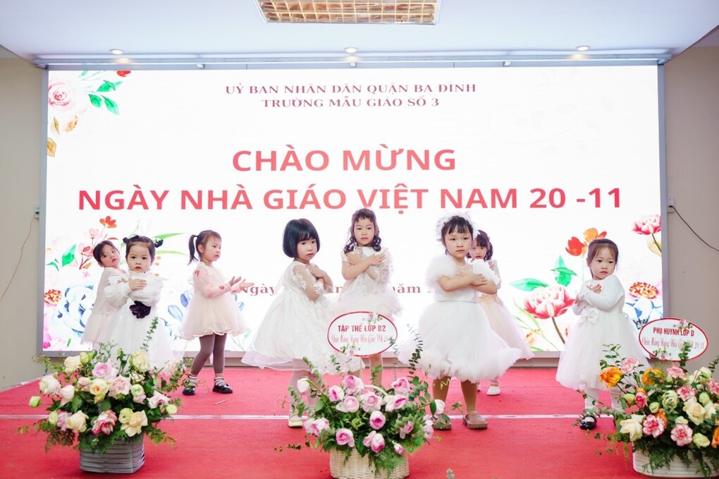 Lớp Mẫu giáo C2 tham gia hoạt động chào mừng ngày Nhà giáo Việt Nam 20/11