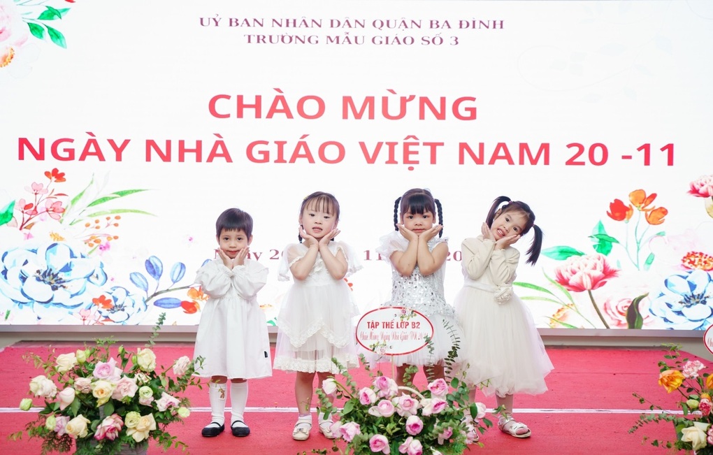 Lớp C1 tham gia chương trình biểu diễn nghệ thuật chào mừng  ngày Nhà giáo Việt Nam