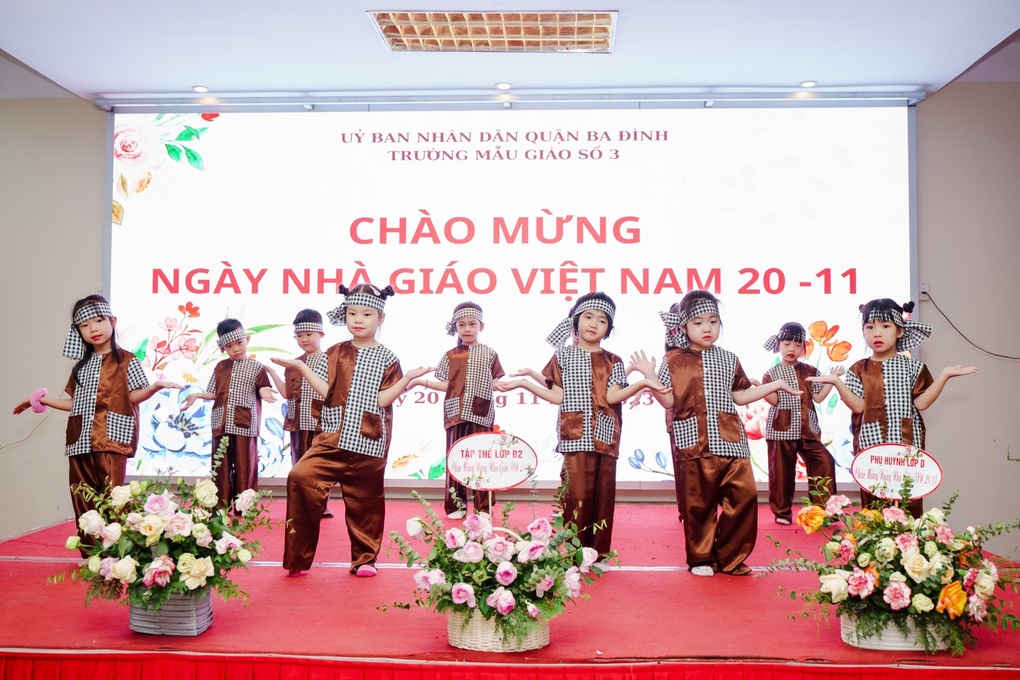 Cô và trò lớp mẫu giáo lớn A1 tham gia chương trình biểu diễn văn nghệ chào mừng ngày Nhà giáo Việt Nam