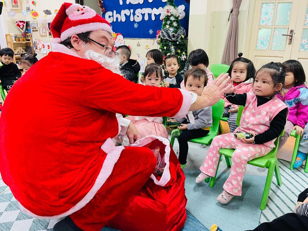Các bé lớp D vui mừng khi được nhận quà từ ông già Noel