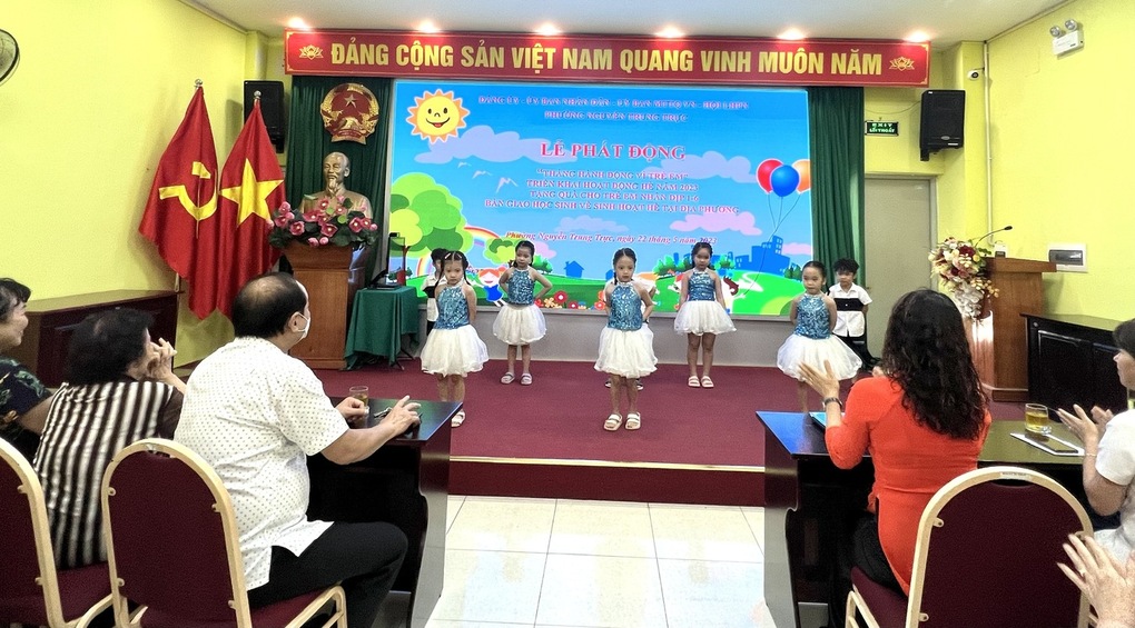 Học sinh trường Mẫu giáo Số 3 Biểu diễn nghệ thuật trong Lễ phát động “Tháng hành động vì trẻ em” của phường Nguyễn Trung Trực.