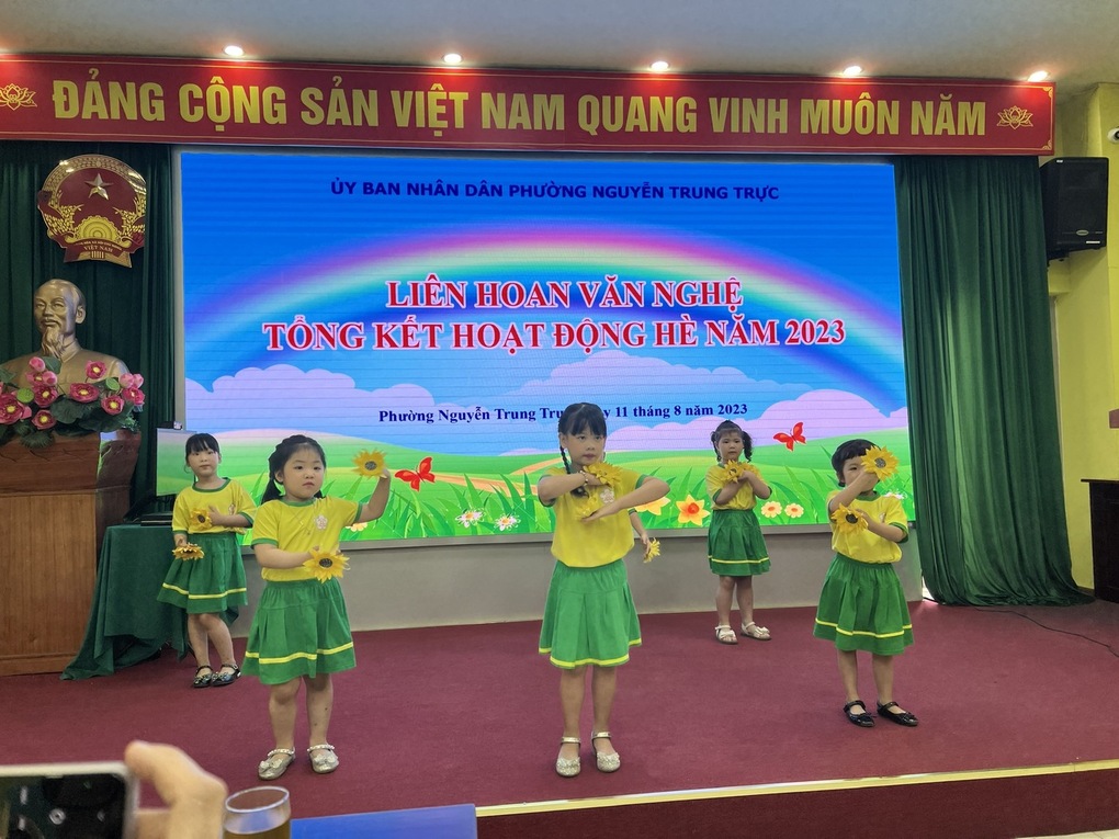 Cô trò trường Mẫu giáo Số 3 tham gia Liên Hoan văn nghệ tổng kết Hoạt động hè năm 2023 của phường Nguyễn Trung Trực