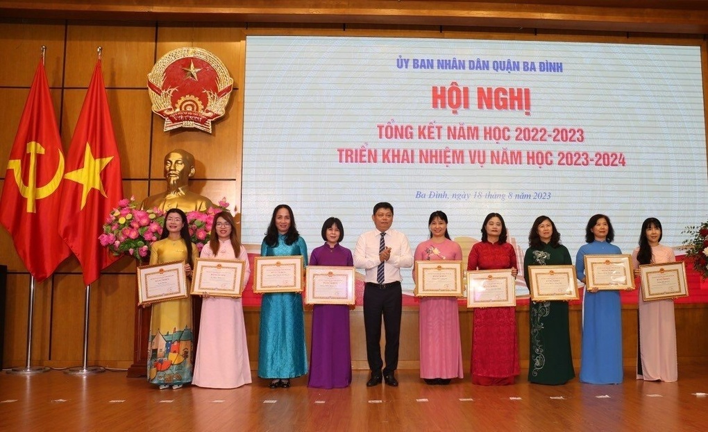 Trường Mẫu giáo Số 3 và nhà giáo Phạm Thanh Hoa hiệu trưởng nhà trường vinh dự nhận Bằng khen của UBND Thành phố Hà Nội