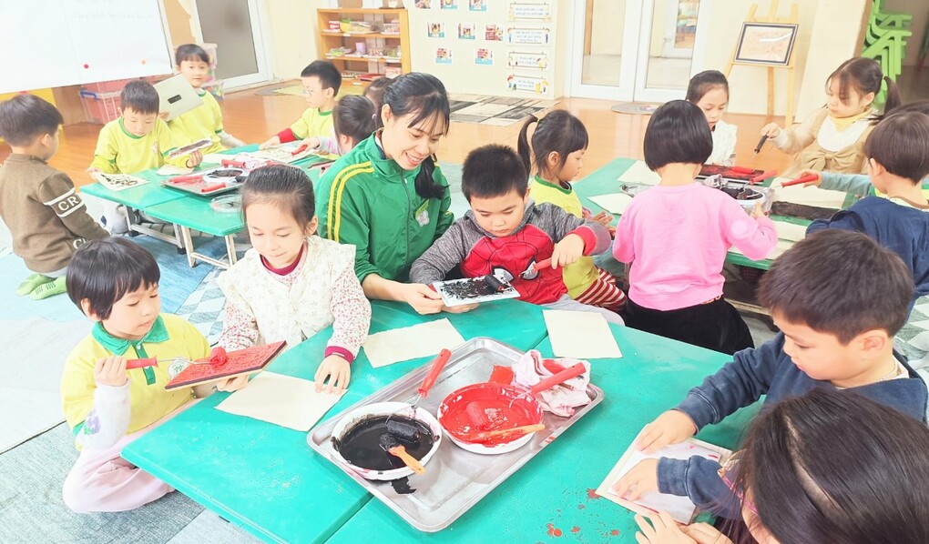 Các bé lớp mẫu giáo lớn A1 khám phá nghề làm tranh Đông Hồ.