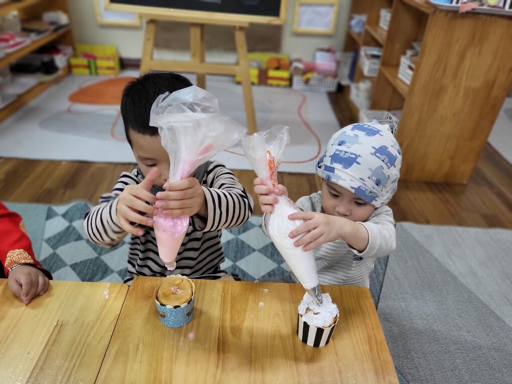 Các bạn nhỏ lớp mẫu giáo bé C1 thích thú khi được tự tay trang trí bánh kem tặng bà, tặng mẹ nhân ngày quốc tế Phụ nữ 8/3